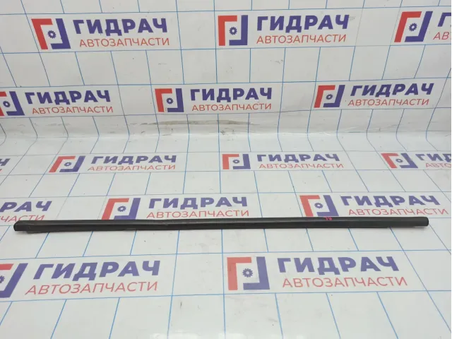 Накладка стекла заднего левого Chevrolet Cruze 95274249. Потертость. Наружняя.