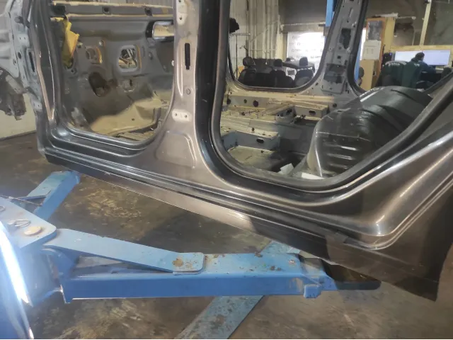 Порог со стойкой левый Chevrolet Cruze 95218139. Дефекты.