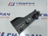 Накладка порога заднего правого внутренняя Chevrolet Cruze 95213179. Потертости.