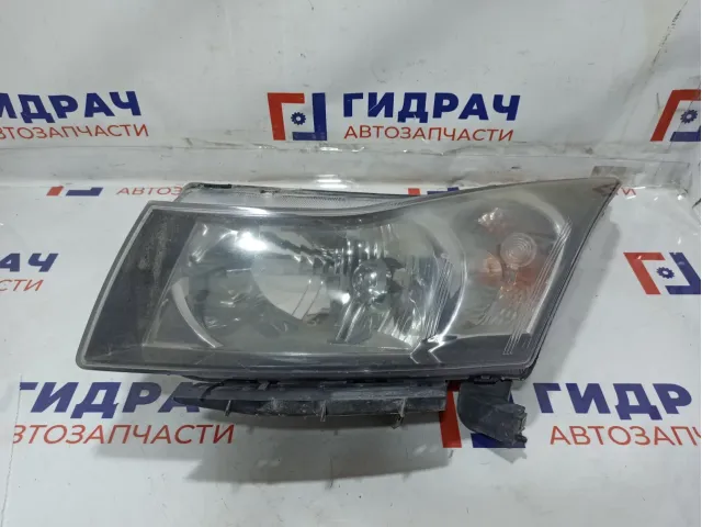 Фара левая Chevrolet Cruze 95956271. Потертости.