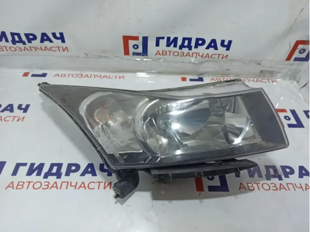 Фара правая Chevrolet Cruze 95956272. Потертости.