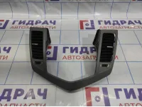 Накладка декоративная на торпедо центральная Chevrolet Cruze 95199536