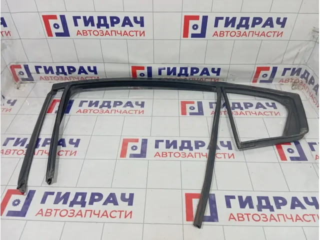 Уплотнитель стекла заднего левого Chevrolet Cruze 42490956