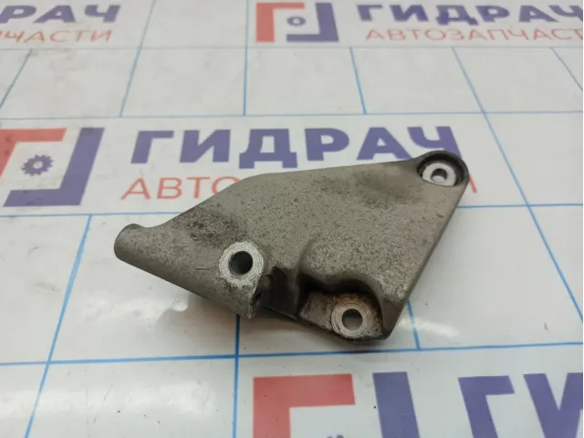 Кронштейн генератора нижний Chevrolet Cruze 96352142.