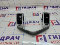 Накладка на торпедо центральная Chevrolet Cruze (J300) 94567907