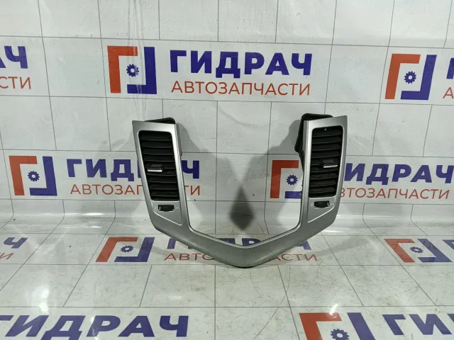 Дефлектор воздушный центральный Chevrolet Cruze 95488442