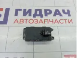 Кнопка стеклоподъемника правая Chevrolet Cruze 13305370