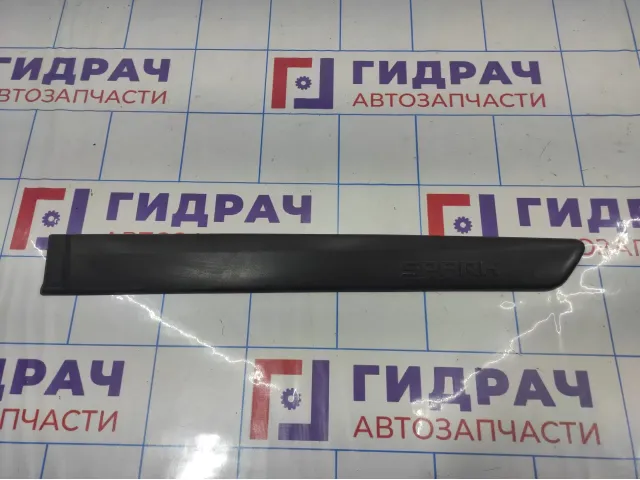 Молдинг задней левой двери Chevrolet Spark 96658669. Сломано крепление.