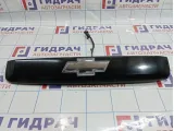 Накладка двери багажника Chevrolet Tahoe (GMT900) 23168608