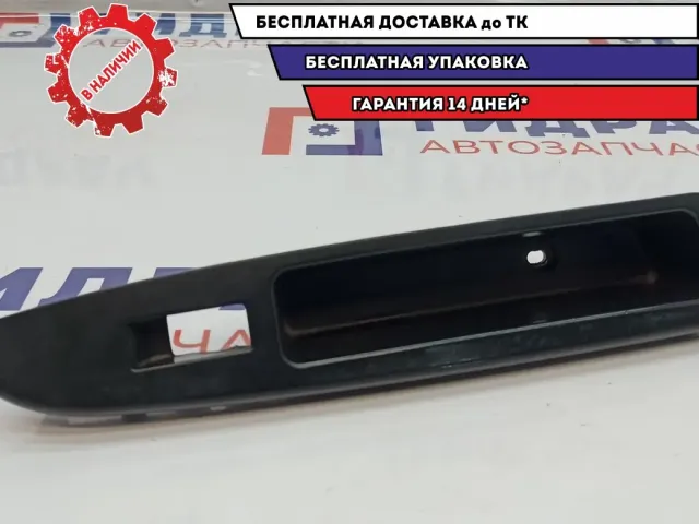 Накладка кнопки стеклоподъемника Chevrolet Spark 96666757. Потертость.