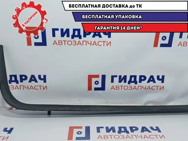 Накладка порога внутренняя передняя правая Citroen C4 8274P7. Потертость.