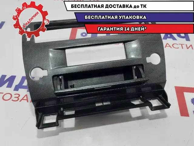Консоль центральная в торпедо Citroen C4 8212TF. Крышка ящика не фиксируется в закрытом положении.