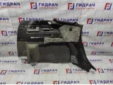 Обшивка багажника правая Ford Kuga (CBS) 2139991. Царапины. Трещина.