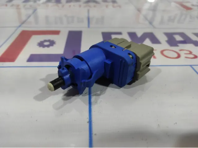 Датчик включения стопсигнала Ford Kuga (CBS) 4838697.