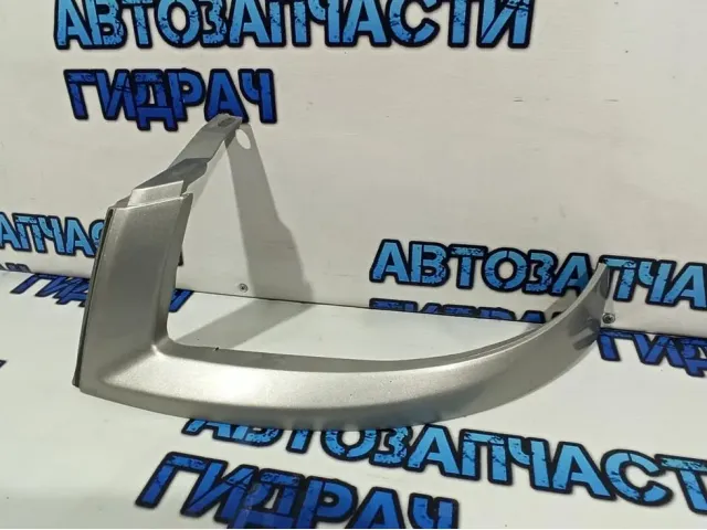 Планка под фару левая Fiat Doblo 735418074. Дефект.