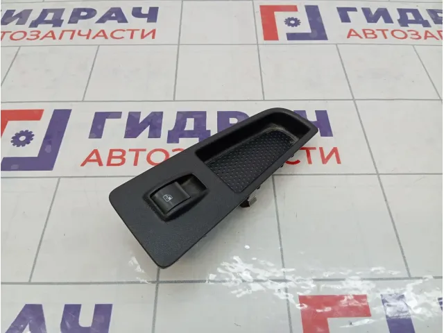 Кнопка стеклоподъемника передняя правая Fiat Punto 735411031