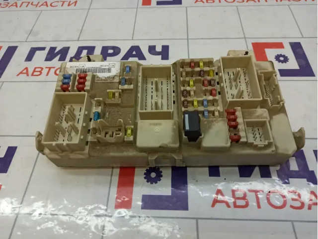 Блок предохранителей Ford C-MAX 2027109