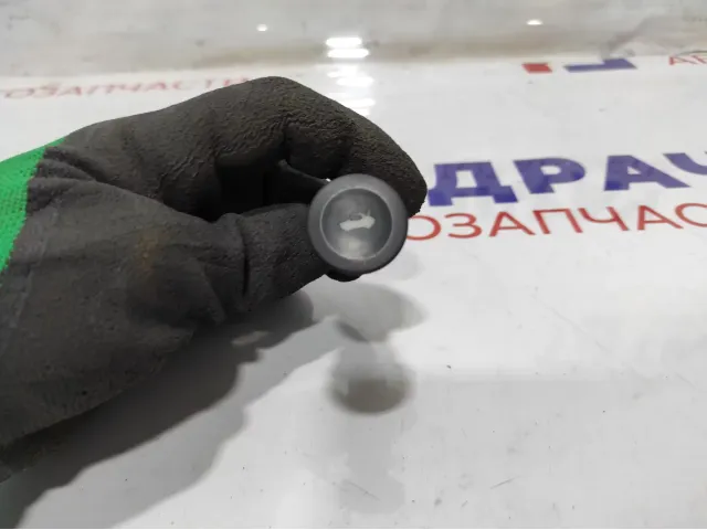 Кнопка открывания багажника Ford Fiesta (Mk VI) 1363756.