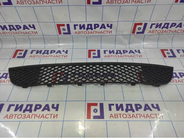 Решетка в бампер центральная Ford Fiesta (Mk VI) 1424462. Аналог.