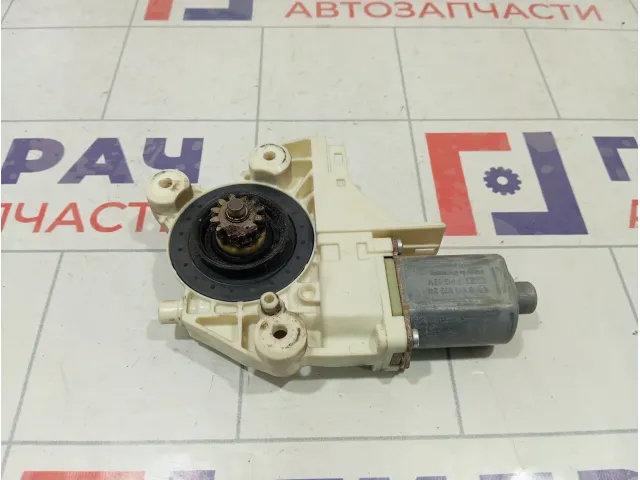 Моторчик стеклоподъемника переднего правого Ford Focus 1347884