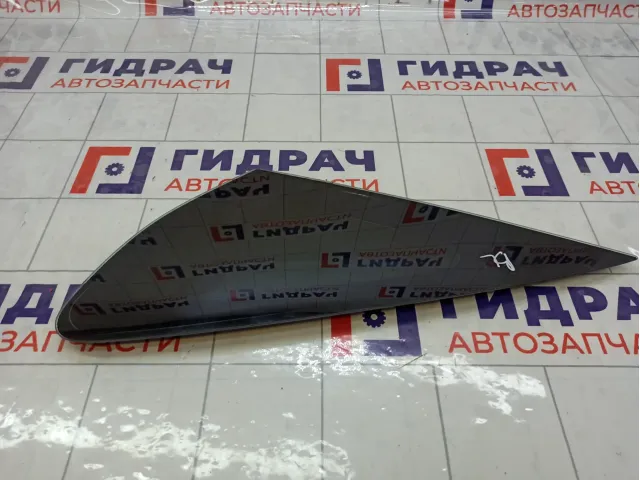 Стекло кузовное глухое (форточка) левое Ford Focus 1362993