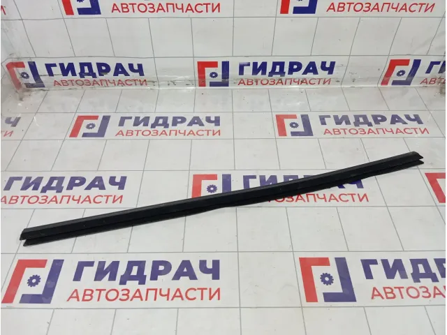 Уплотнитель стекла переднего правого Ford Focus 3 1747502