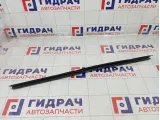 Уплотнитель стекла переднего правого Ford Focus 3 1747502