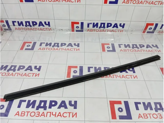 Уплотнитель стекла переднего правого Ford Focus 1747502