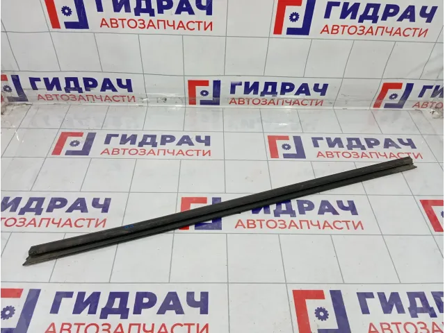 Уплотнитель стекла переднего правого Ford Focus 3 1747502