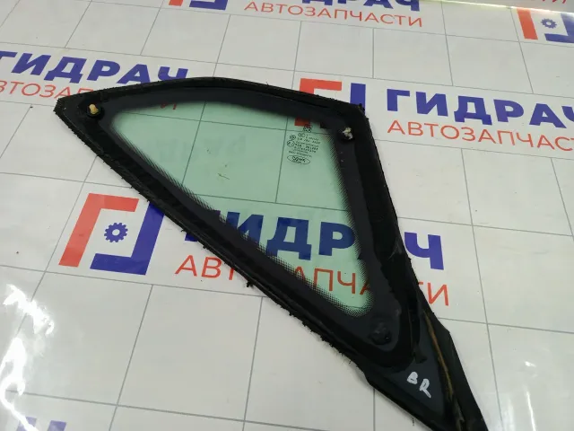 Стекло кузовное глухое (форточка) правое Ford Focus 1786433