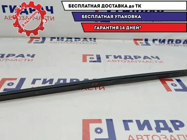 Накладка стекла переднего правого Ford Focus 2 1523453. Внутренняя.