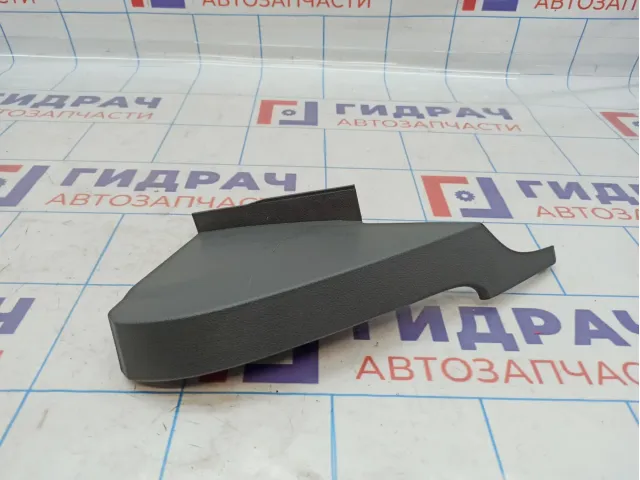 Накладка торпедо левая Ford Focus 2 1353298. Царапина.