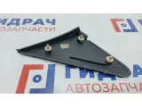 Накладка зеркала правого Ford Focus 2 1683639. Царапина.