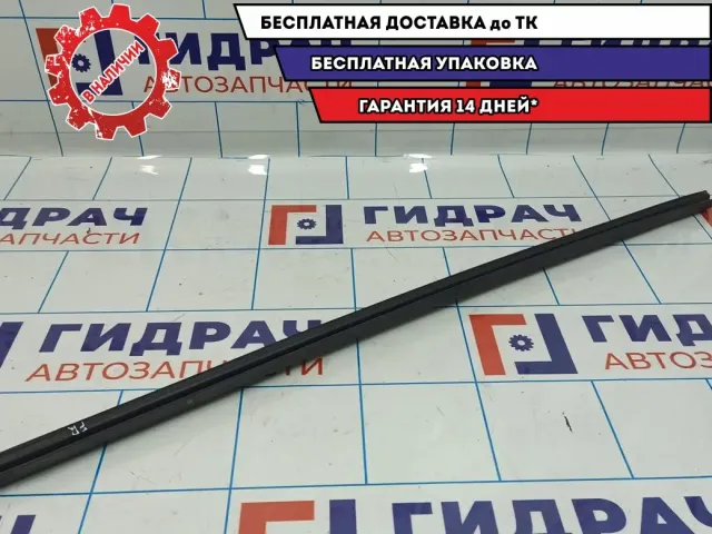 Накладка стекла переднего правого Ford Focus 2 1523453. Внутренняя.