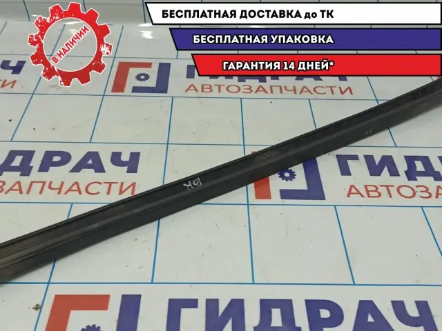 Накладка стекла переднего правого Ford Focus 2 1523453.