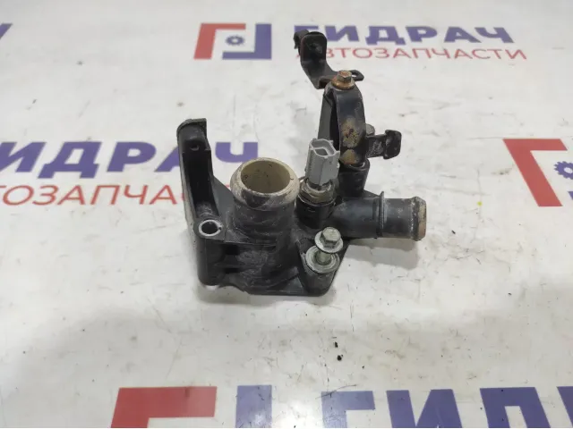 Фланец двигателя системы охлаждения Ford Focus 2 1531004. С датчиком.