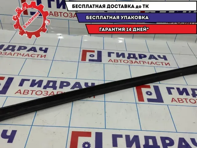 Накладка (уплотнитель) стекла переднего правого Ford Focus 2 1523453.