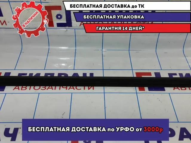 Уплотнитель стекла переднего правого Ford Focus 3 1747502.
