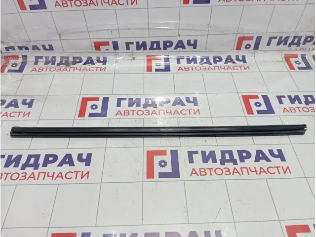 Уплотнитель стекла переднего правого Ford Focus 3 1747502