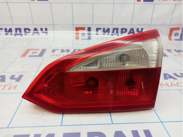 Фонарь задний внутренний правый Ford Focus 3 1775986. Царапина.
