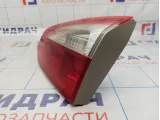 Фонарь задний внутренний правый Ford Focus 3 1775986. Царапина.