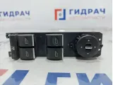 Блок управления стеклоподъемниками Ford Focus 3 2029540. Потертость.