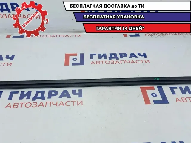 Уплотнитель стекла переднего правого Ford Focus 3 1747502. Внутренний.