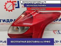 Фонарь задний правый Ford Focus 3 1825319. Царапина.