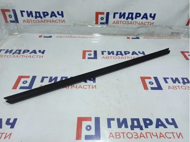 Уплотнитель стекла двери передней правой Ford Focus 3 1747502. Внутренний.