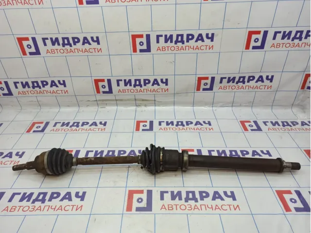 Привод передний правый Ford Focus 3 2048637. Дефект пыльника.