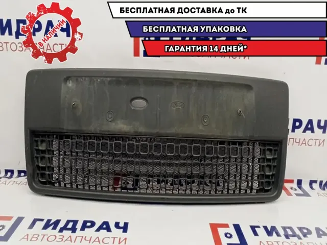 Решетка в бампер центральная Ford Fusion 1369703. Дефект.