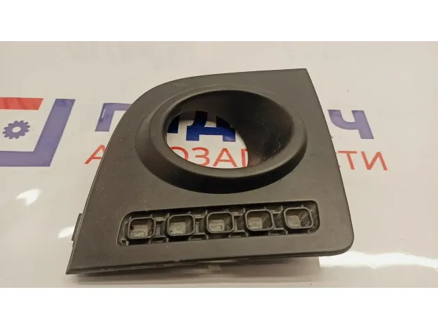 Рамка противотуманной фары левой Ford Fusion 1369325. Царапины.