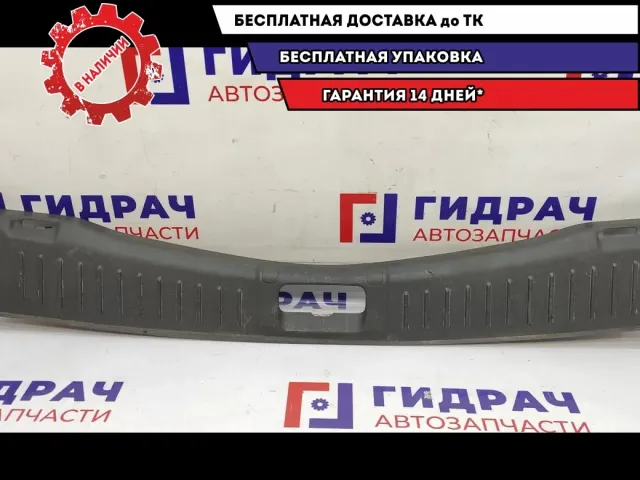 Обшивка багажника (на заднюю панель) Ford Kuga 1701361. Царапины.