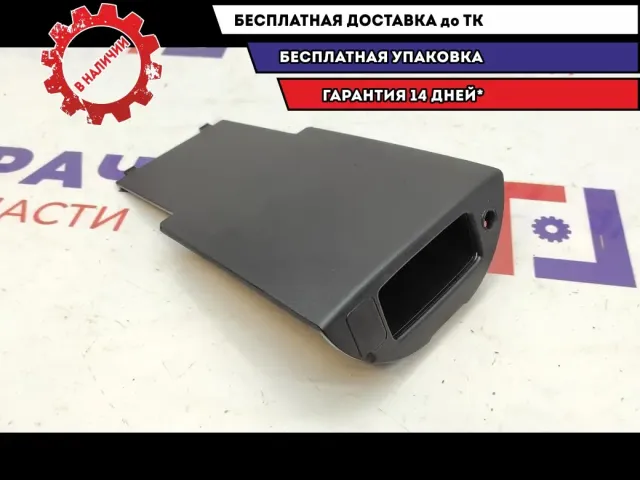 Накладка Ford Kuga 1499330. Царапины.